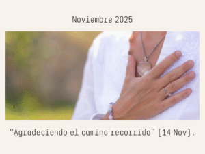 mujer agradeciendo el camino recorrido en noviembre attitude